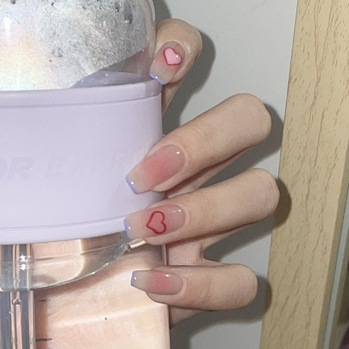 Glamouröse Kunstfingernägel mit Herz-Design und Glitzernden Akzenten Karnz