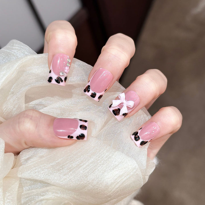 Dekorativer Press-On-Nagelset mit einzigartigen Schleifen- und Juwelenakzenten