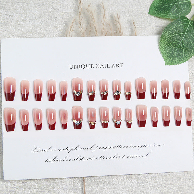 Kunstnagelset mit eleganten glitzernden Akzenten und romantischem Design Karnz