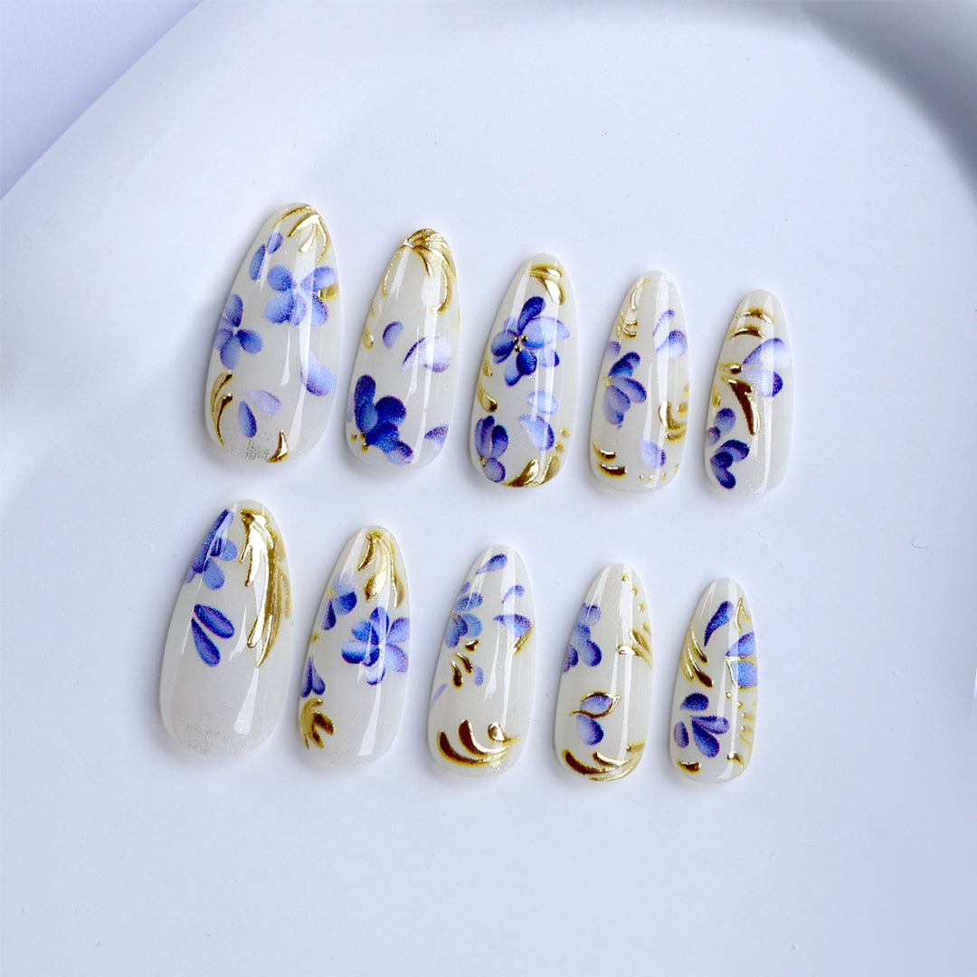 Kunstfingernägel mit Exquisiten Floral- und Goldakzenten Karnz