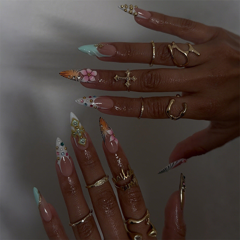 Künstlerisches dekoratives Press-On-Nagelset mit floralem Akzenten Karnz