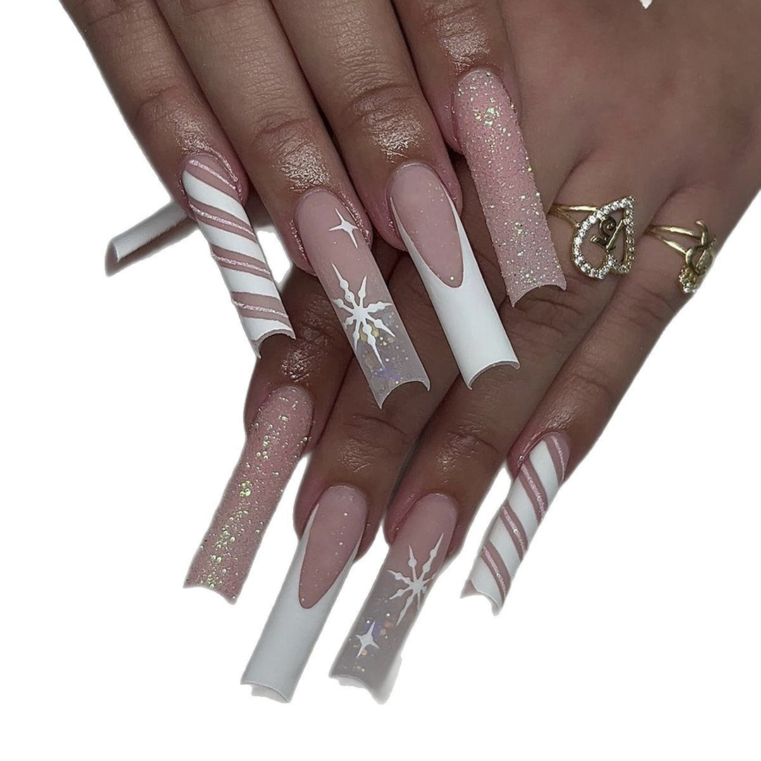Kreatives Kunstnagelset mit festlichem Zuckerstangen-Design und glitzernden Akzenten Karnz