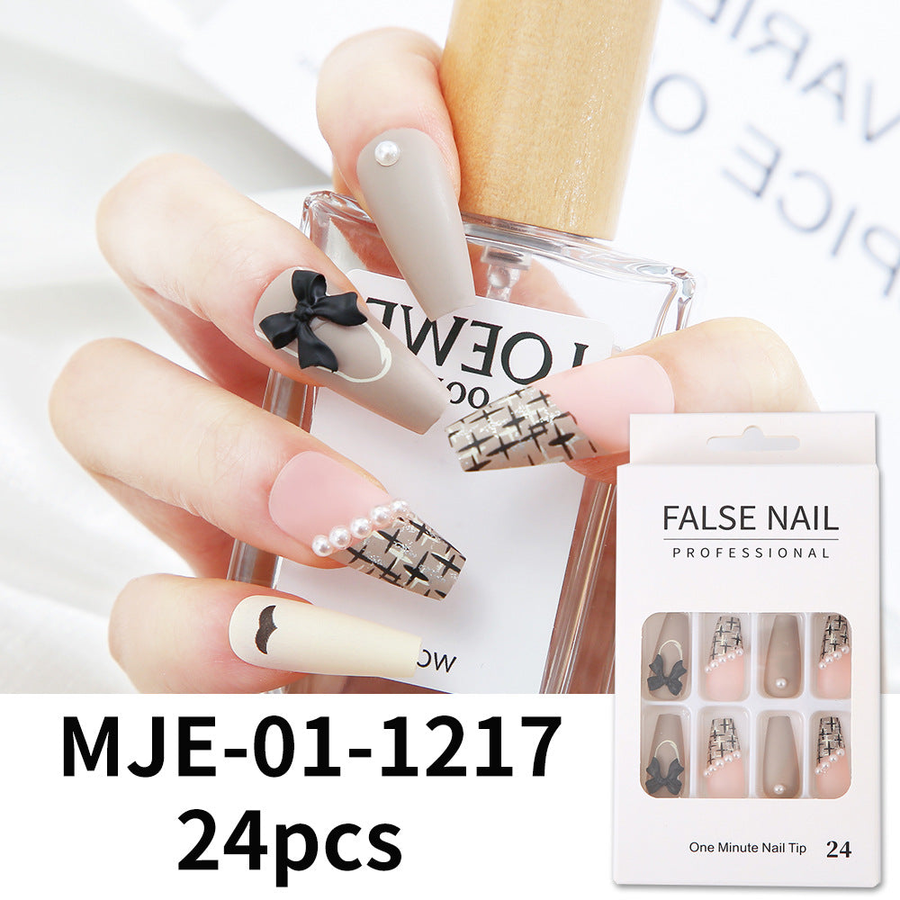 Dekorativer Press-On-Nagelset mit 3D-Akzenten Karnz