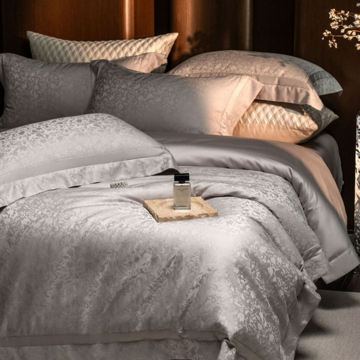 Luxuriöse Satin-Jacquard Bettwäsche-Garnitur mit feinem Damast-Ornament und Oxford-Kissen