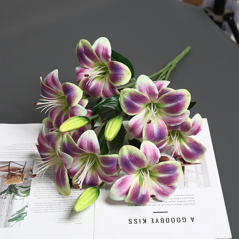 Realistischer lebensnaher Lilienblumenstrauß