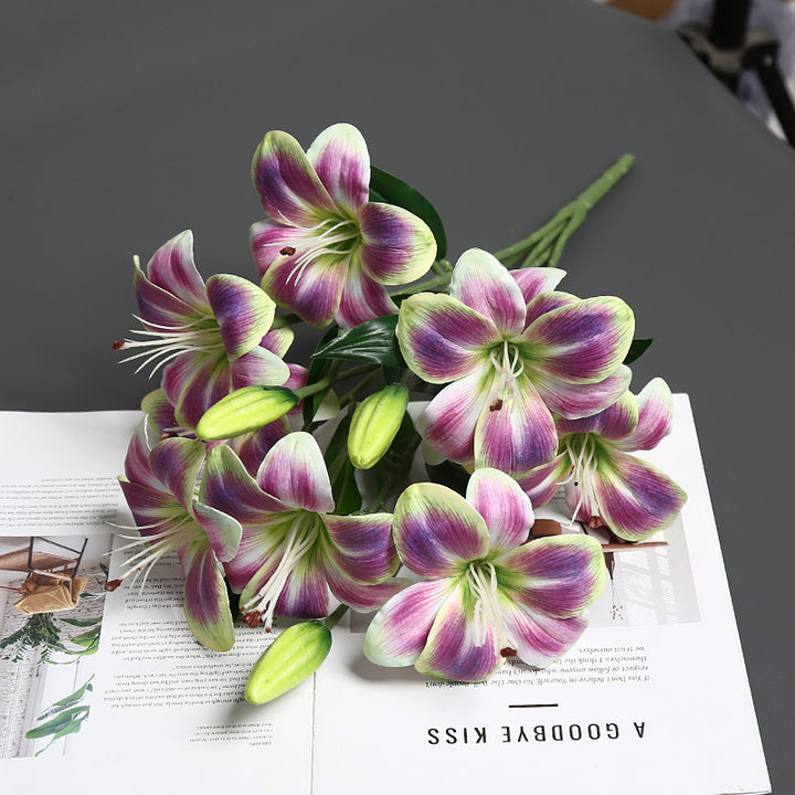 Realistischer lebensnaher Lilienblumenstrauß