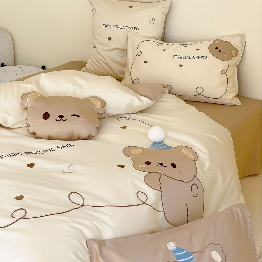 Niedliches Baumwollsatin-Bettwäsche-Set mit Teddybär-Applikation und Zierkissen
