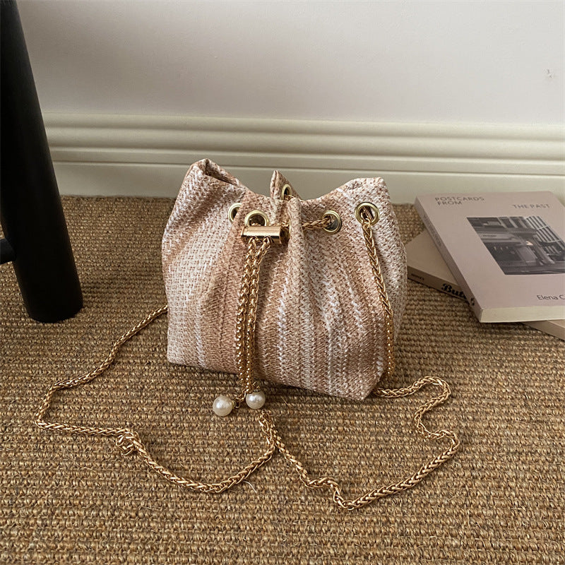 Künstlerisch gewobene Bucket Bag