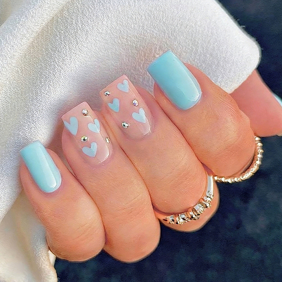 Kunstnägel mit Herzmotiven und Glitzerakzenten Karnz
