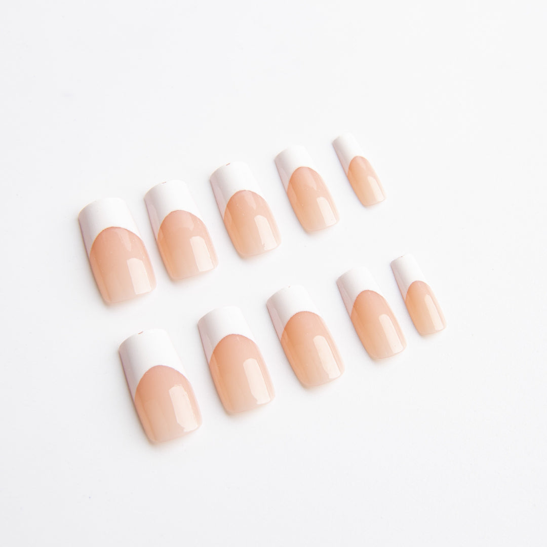 Künstliche Nagelspitzen mit Französischer Maniküre Karnz