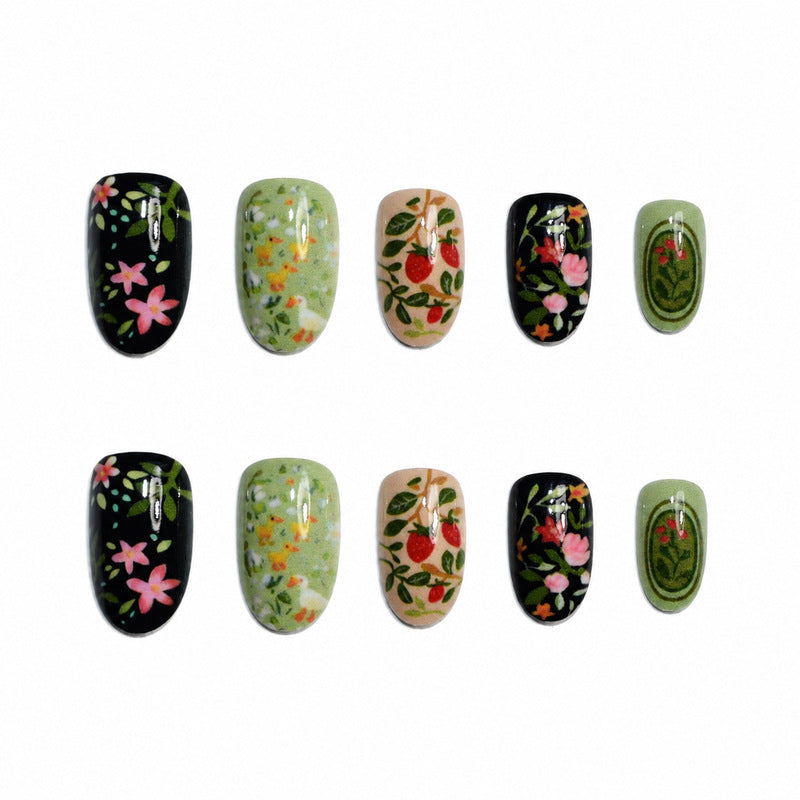 Kunstnägel mit floralem Design Karnz