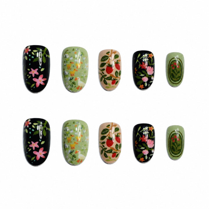 Kunstnägel mit floralem Design Karnz