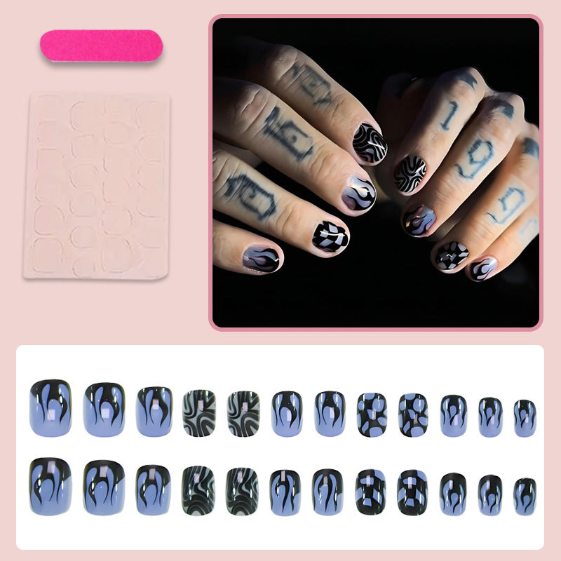 Kunstnagelset mit auffälligen geometrischen Motiven Karnz