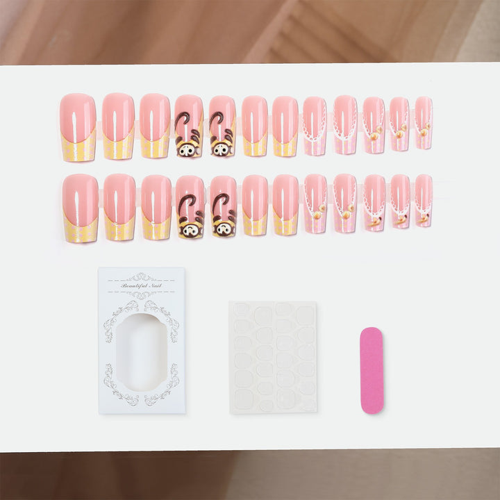 Kunstnagelset mit verspielten Tiermotiven und eleganten Verzierungen Karnz
