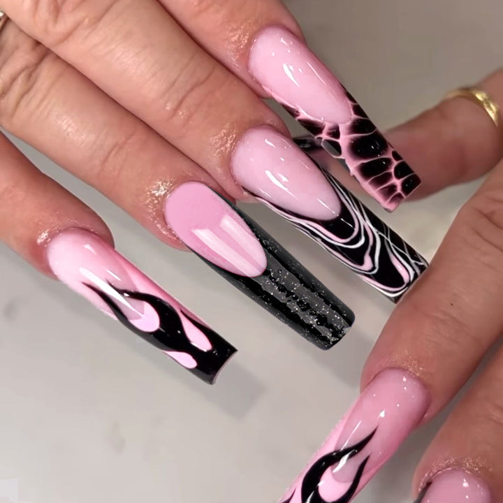 Kunstvolle Stiletto-Nägel im modernen Design Karnz