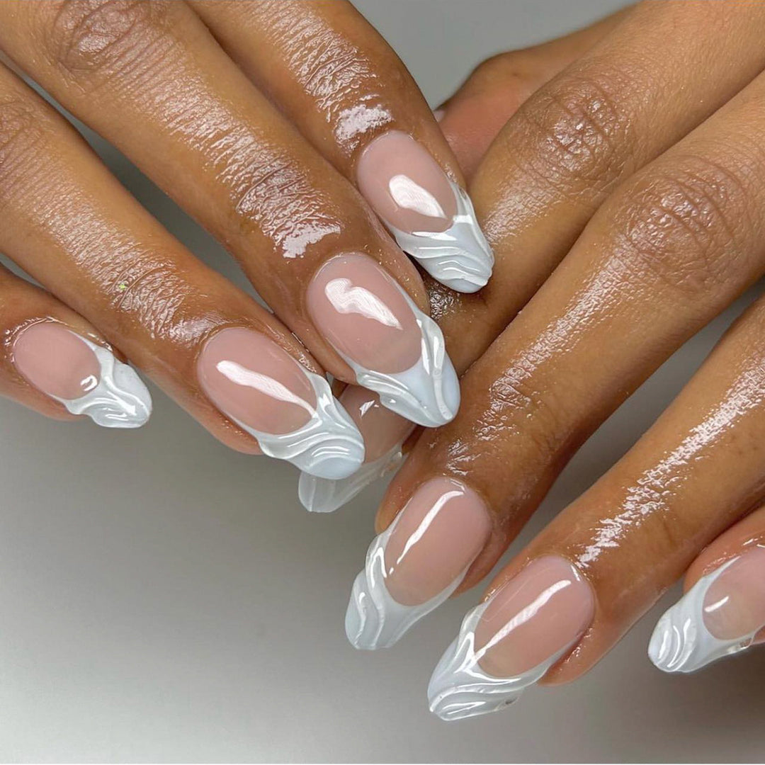 Elegante Nagelverlängerungen mit kreativem Wellendesign Karnz