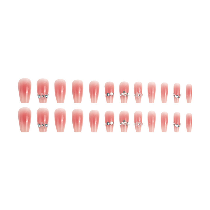 Kunstnagelset mit glamourösen 3D-Verzierungen und schimmernden Akzenten Karnz