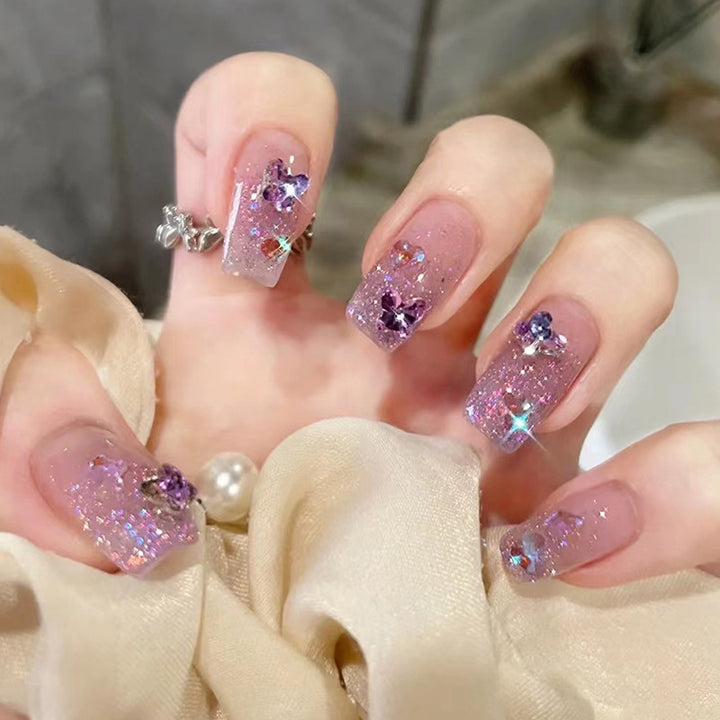 Glamouröse Kunstnägel mit Glitzer und floralen Akzenten Karnz