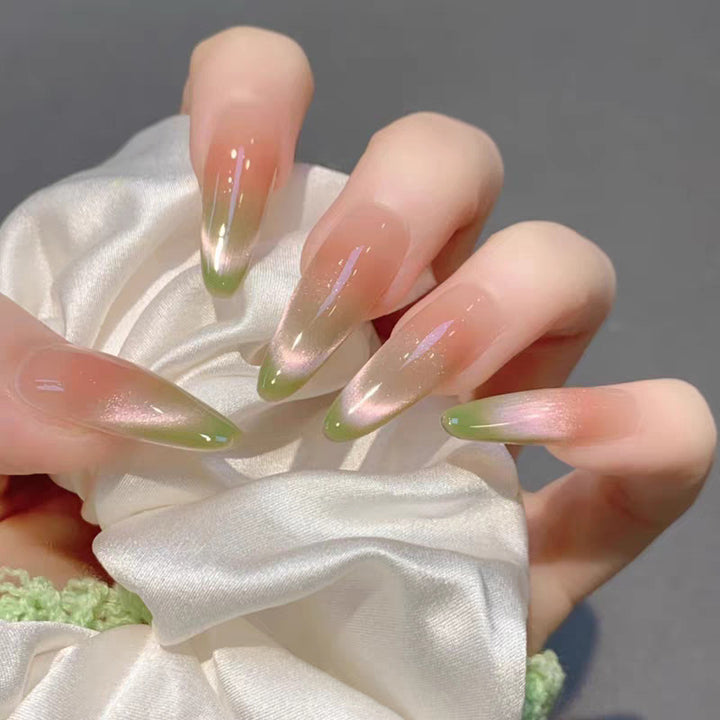 Künstlerische Press-On Nägel mit Ombre-Finish und elegantem Design Karnz