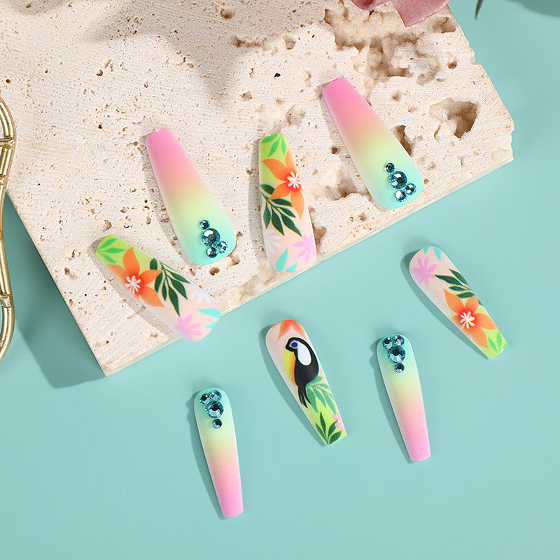 Künstliche Nagelspitzen im tropischen Design Karnz