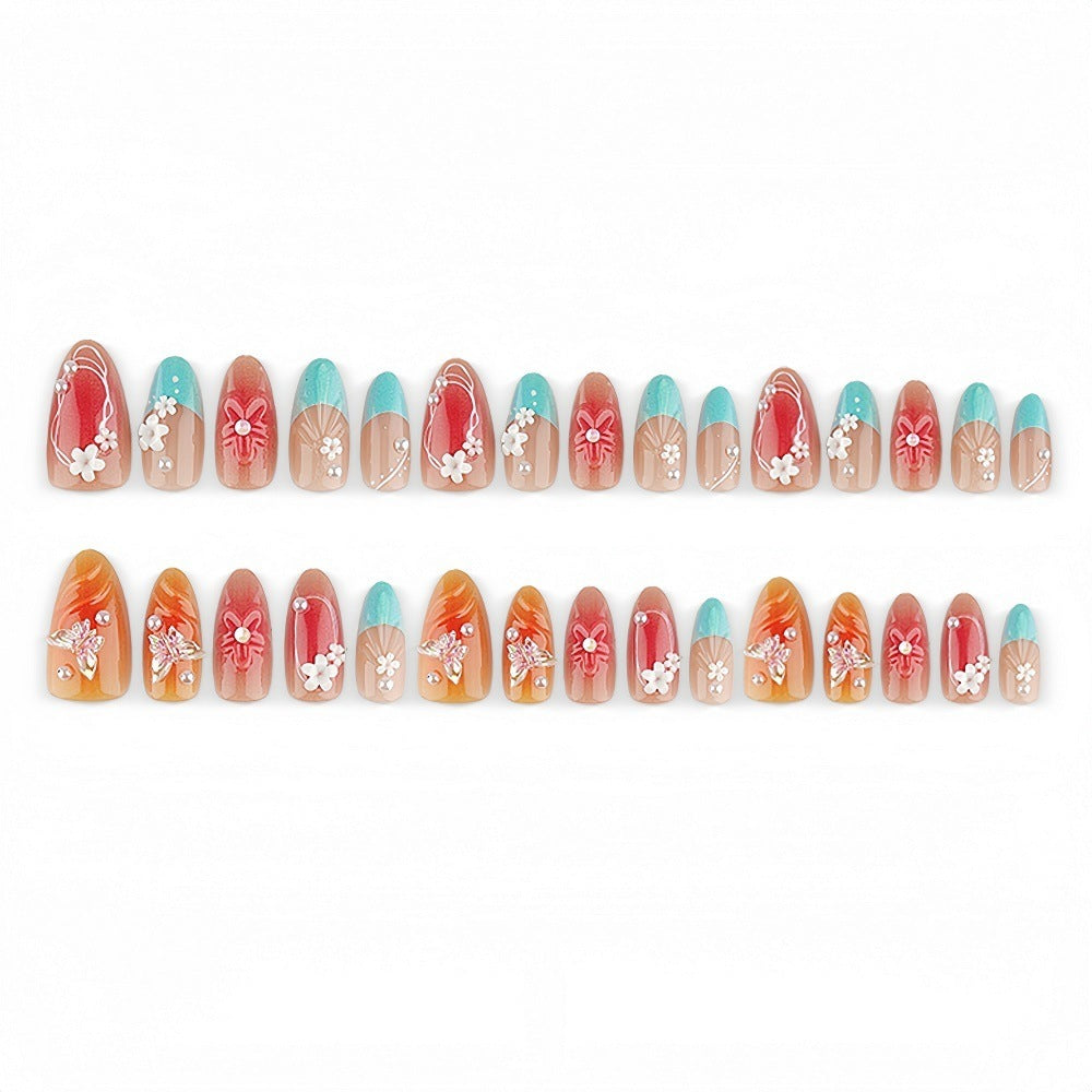 Kunstnagelset mit floralen Akzenten und glitzernden 3D-Applikationen Karnz