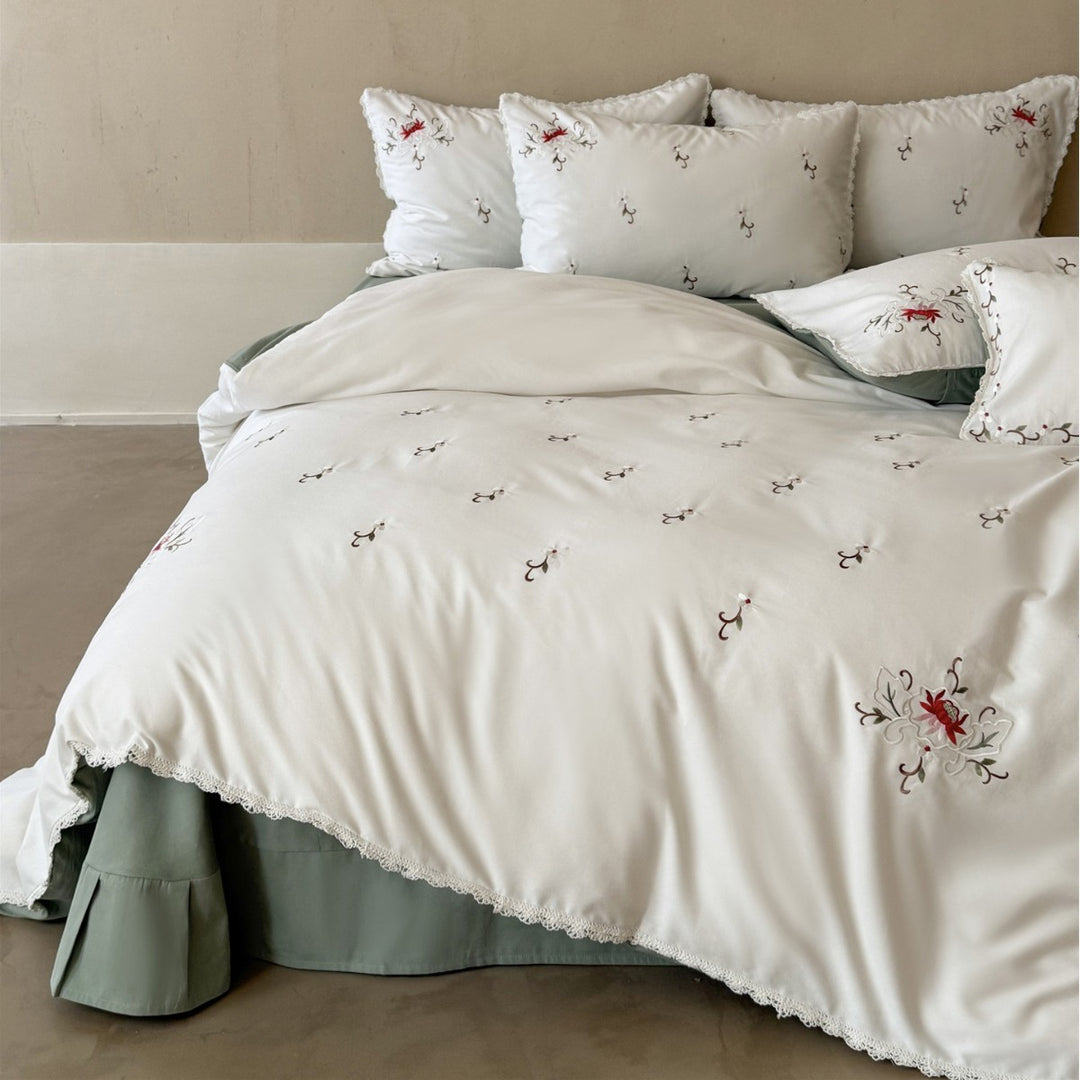 Botanisch bestickter Baumwollsatin Bettbezug mit gewelltem Spitzenrand