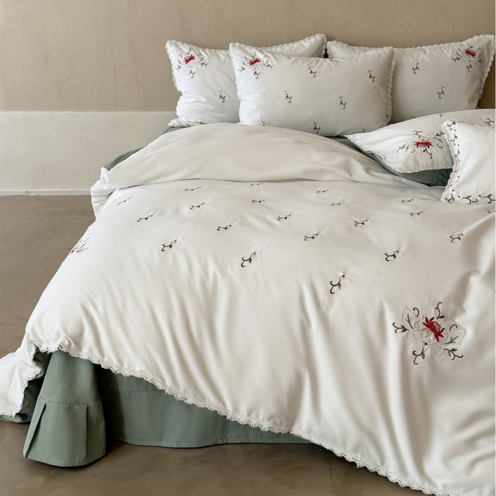 Botanisch bestickter Baumwollsatin Bettbezug mit gewelltem Spitzenrand