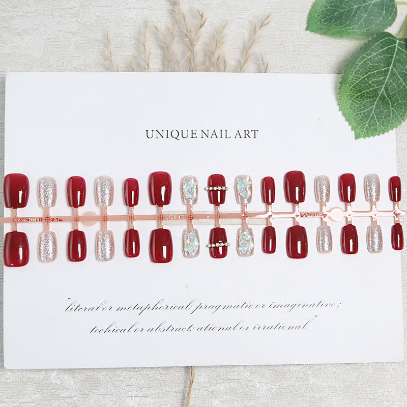Glamouröses Kunstnagelset mit funkelnden 3D-Applikationen und edlen Verzierungen Karnz