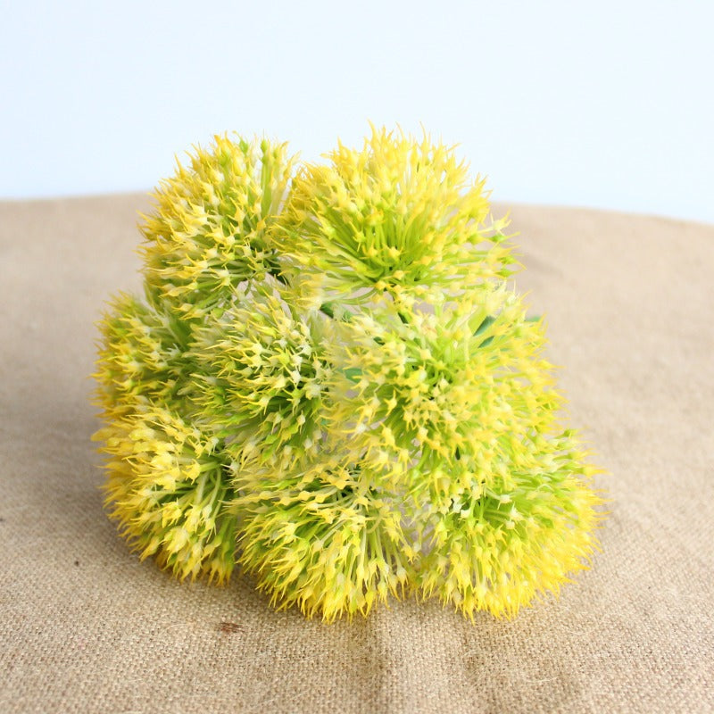 Lebensechte dekorative Blumenarrangement