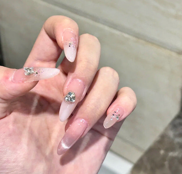 Künstlerisches Press-On-Nagelset mit floralen und glänzenden Akzenten Karnz