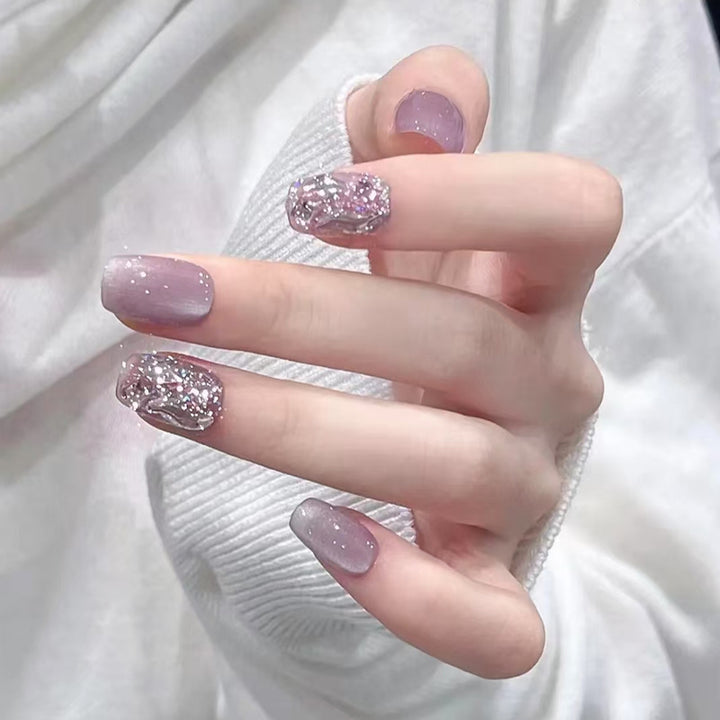 Kunstnagelset mit Glitzer- und Metallic-Effekten Karnz