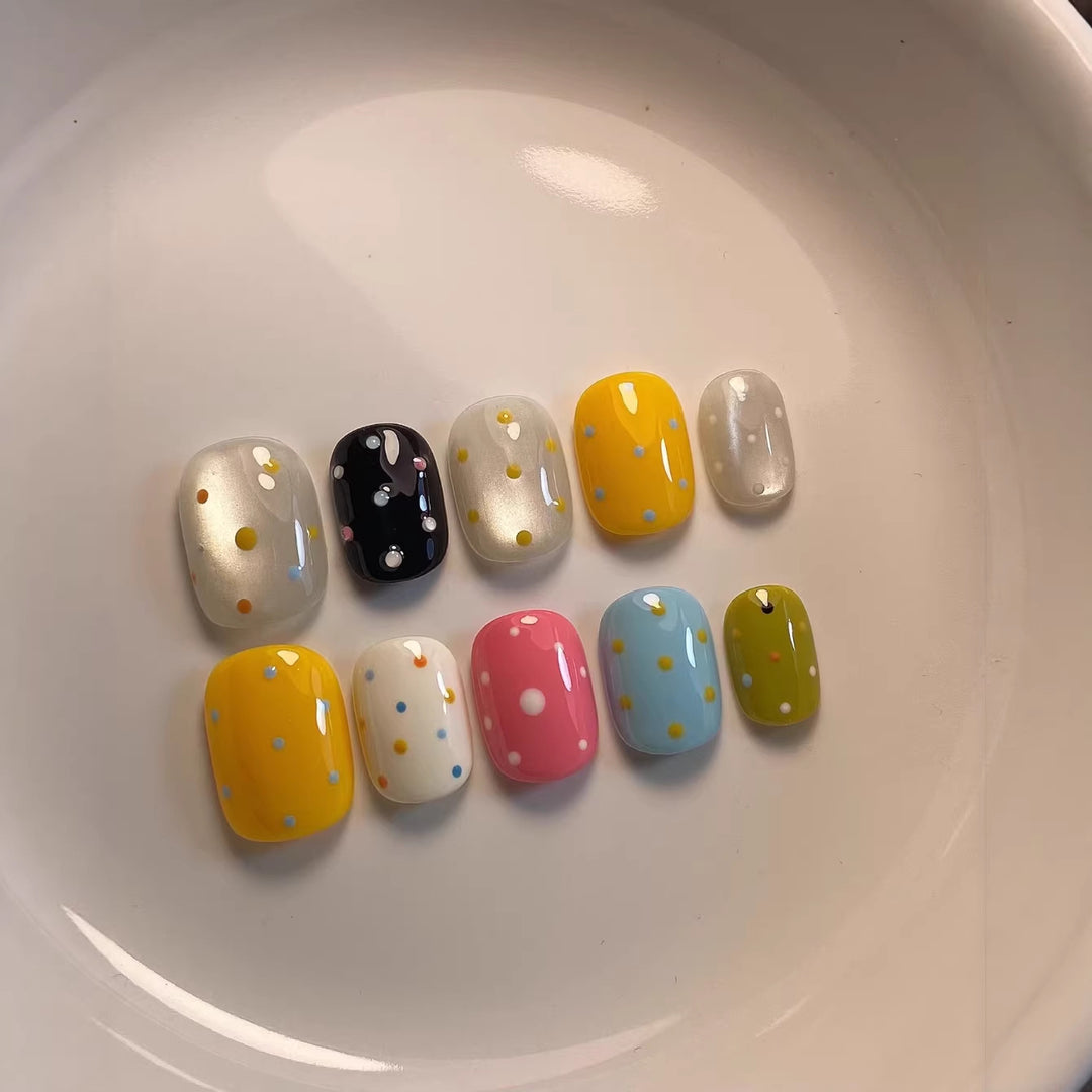 Künstlerisches Press-On Nagelset mit bunten Punktmustern