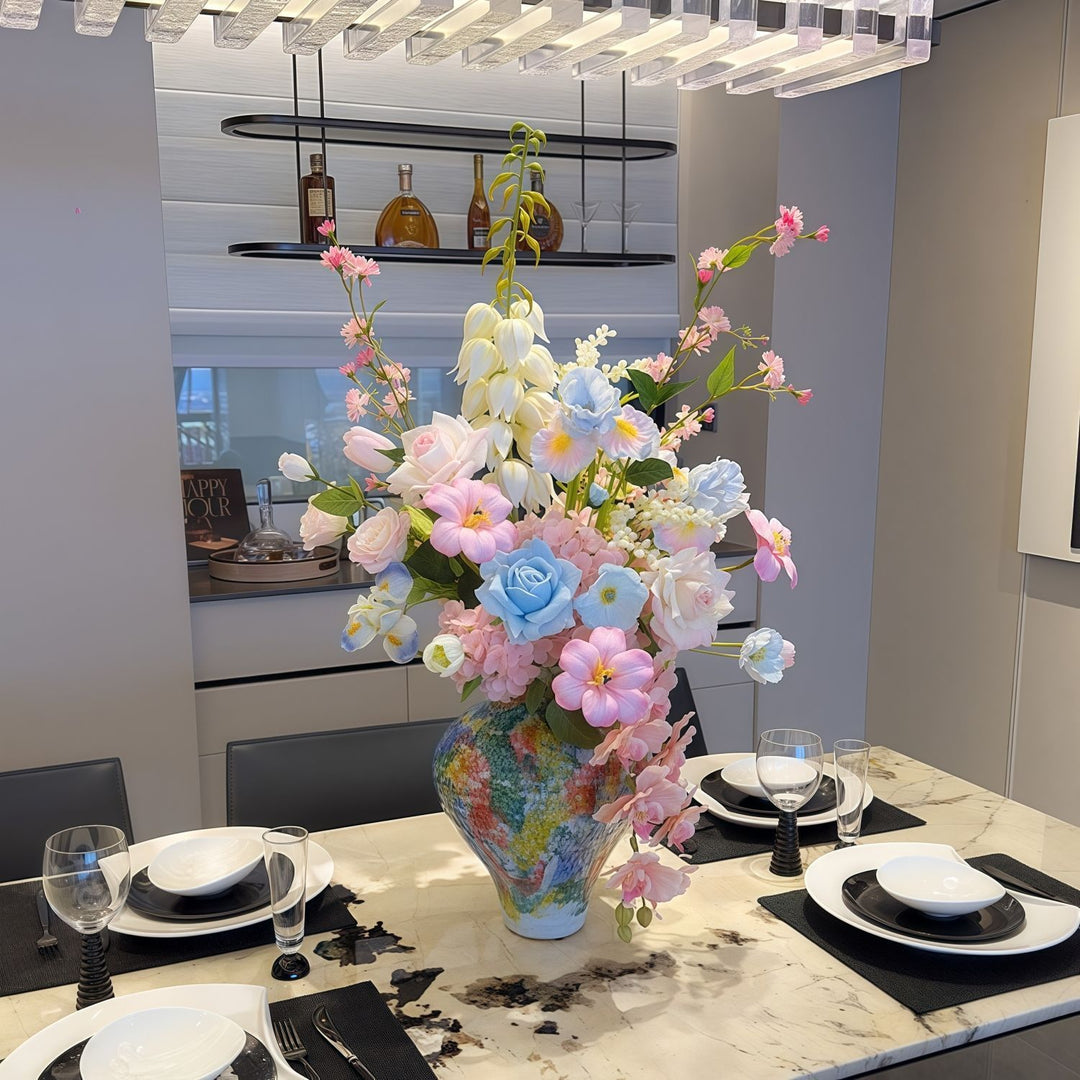 Lebensechter Blumenstrauß mit gemischten Blüten und Blattwerk
