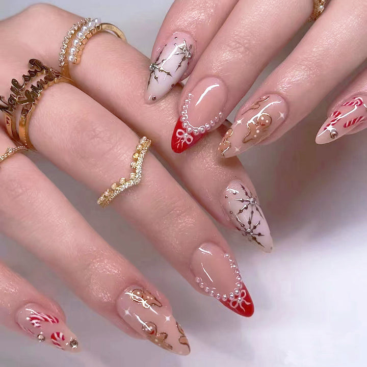 Kunstnagelset mit glamourösen goldenen Akzenten Karnz