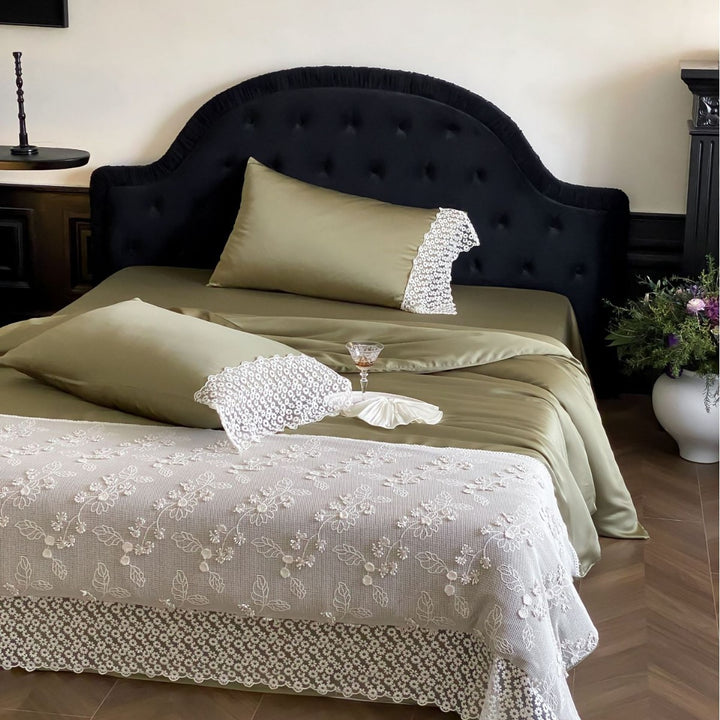 Seidiges Satin-Bettwäsche-Set mit Spitzen‑Kissenbezug und bestickter Tagesdecke