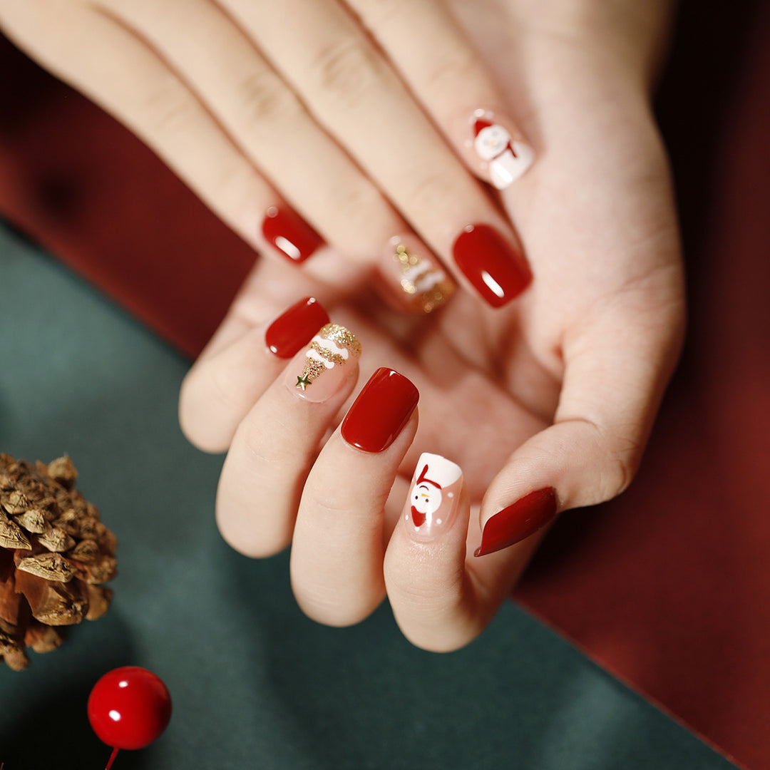 Elegante Kunstnägel mit goldenen Akzenten und floralem Design Karnz