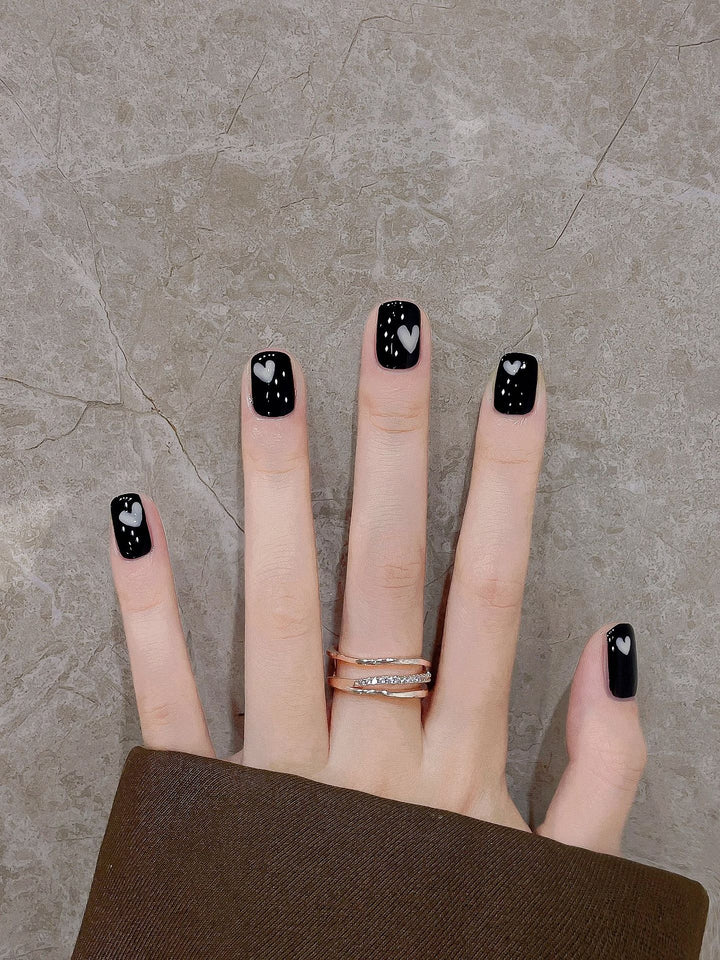 Künstlerisches Press-On Nagelkunstset mit Herzmustern