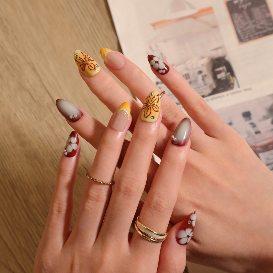 Künstliche Nagelverlängerungen mit floralem Design und Strassverzierungen Karnz