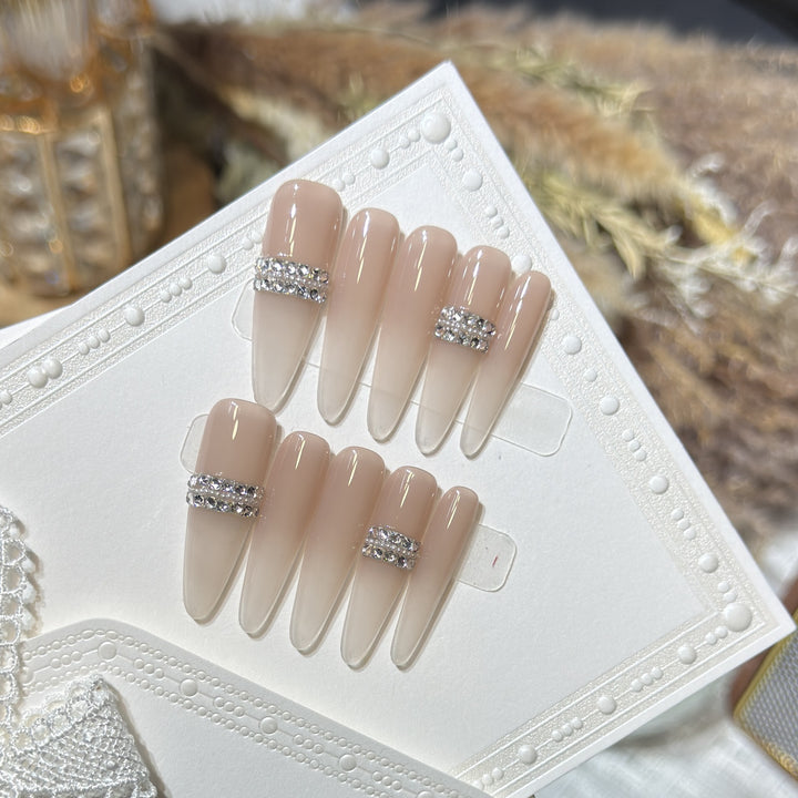 Elegante Stiletto Press-On Nägel mit Strassakzenten