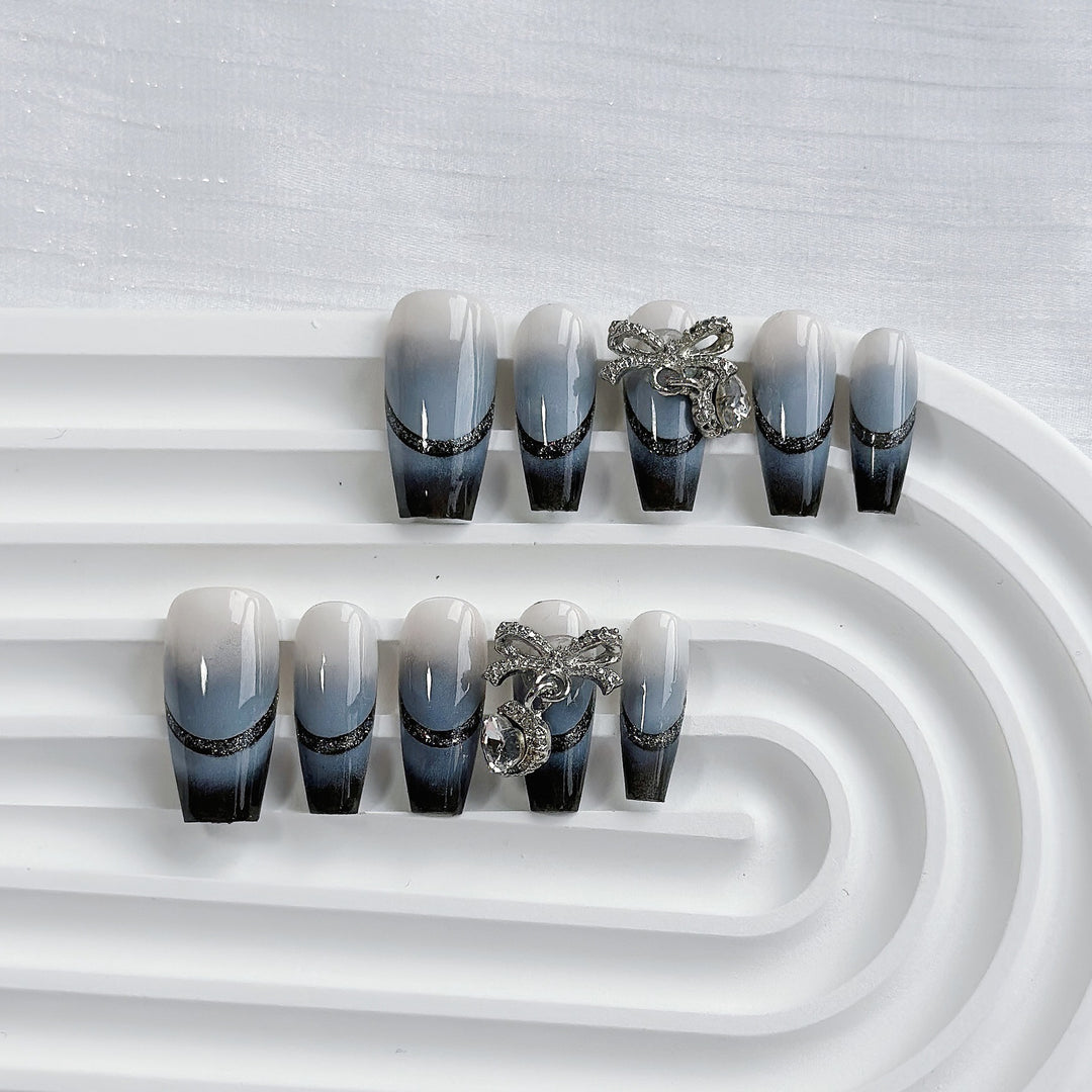 Künstlerisches Press-On Nagelkunstset mit Herz- und himmlischen Designs