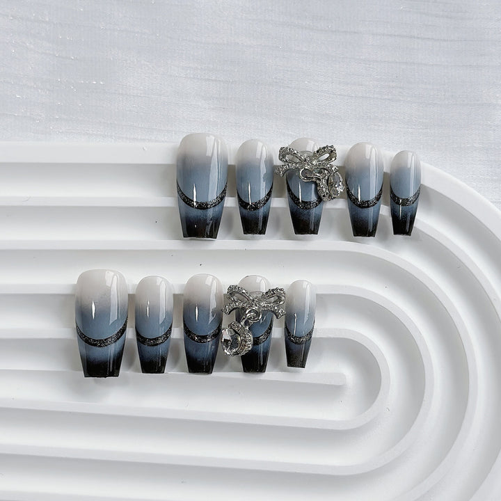 Künstlerisches Press-On Nagelkunstset mit Herz- und himmlischen Designs
