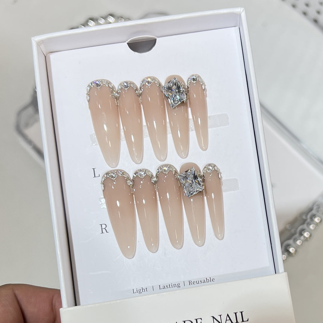 Elegantes, mit Kristallen akzentuiertes Press-On-Nagelset