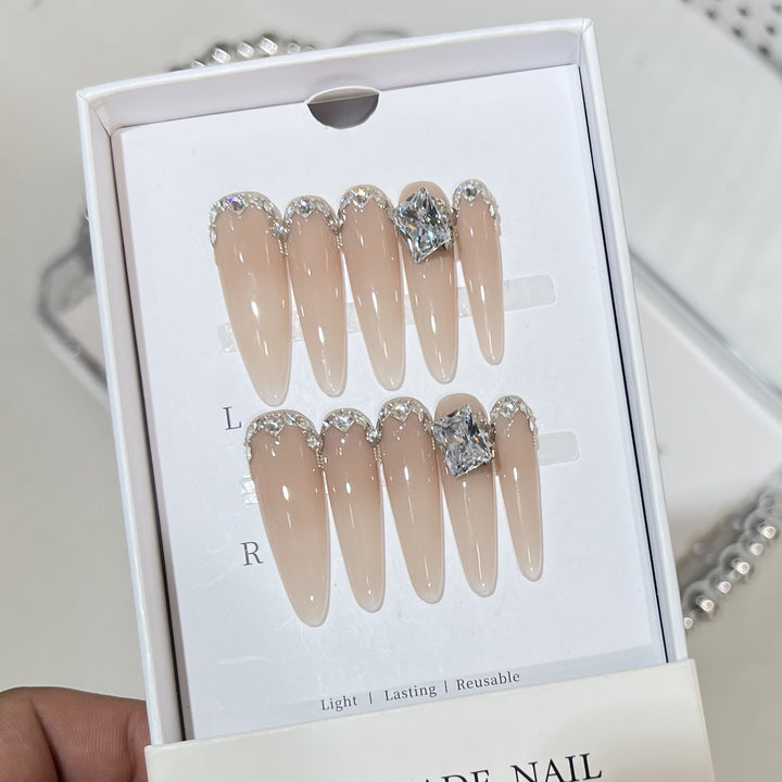 Elegantes, mit Kristallen akzentuiertes Press-On-Nagelset