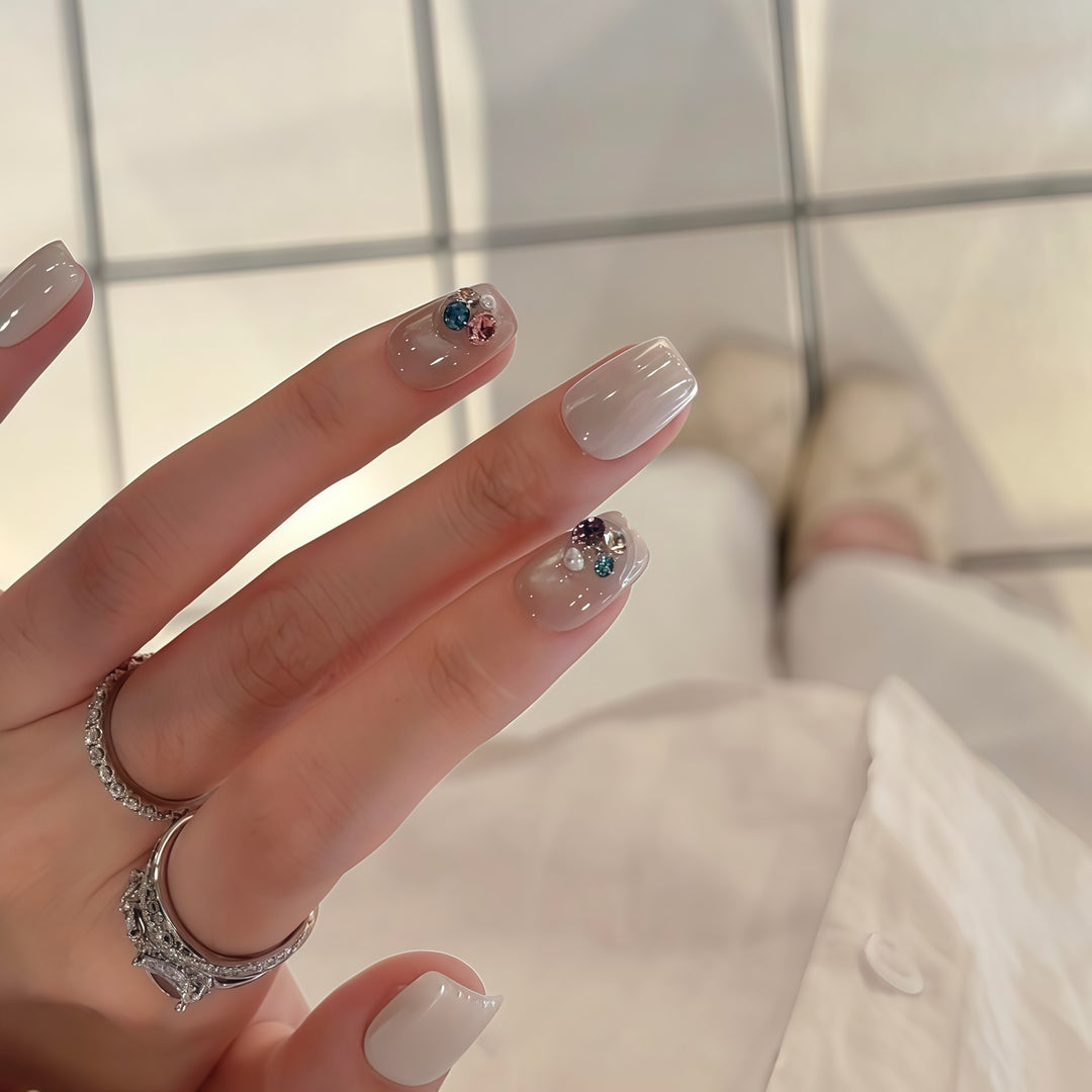 Kunstnägel mit Eleganten Schmuckakzenten Karnz