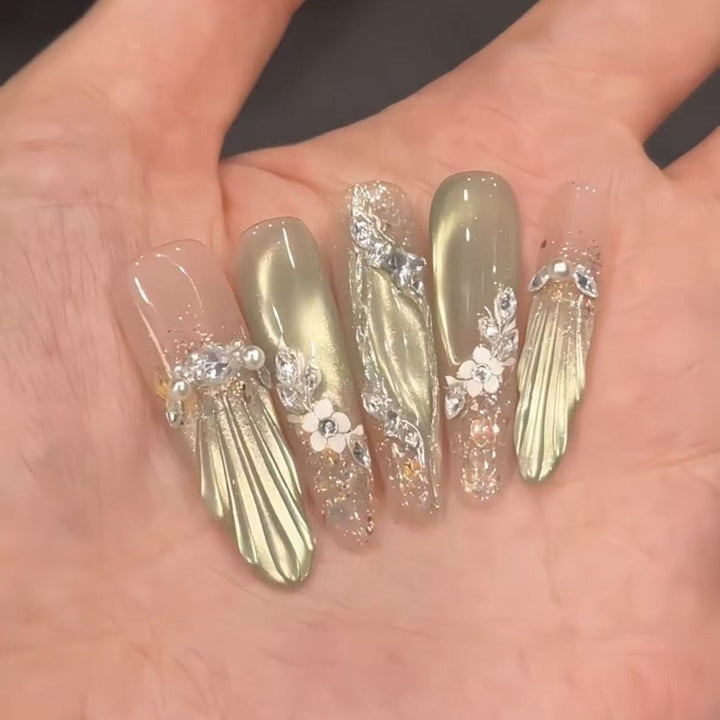 Ausführliche florale Nagelkunstverlängerungen