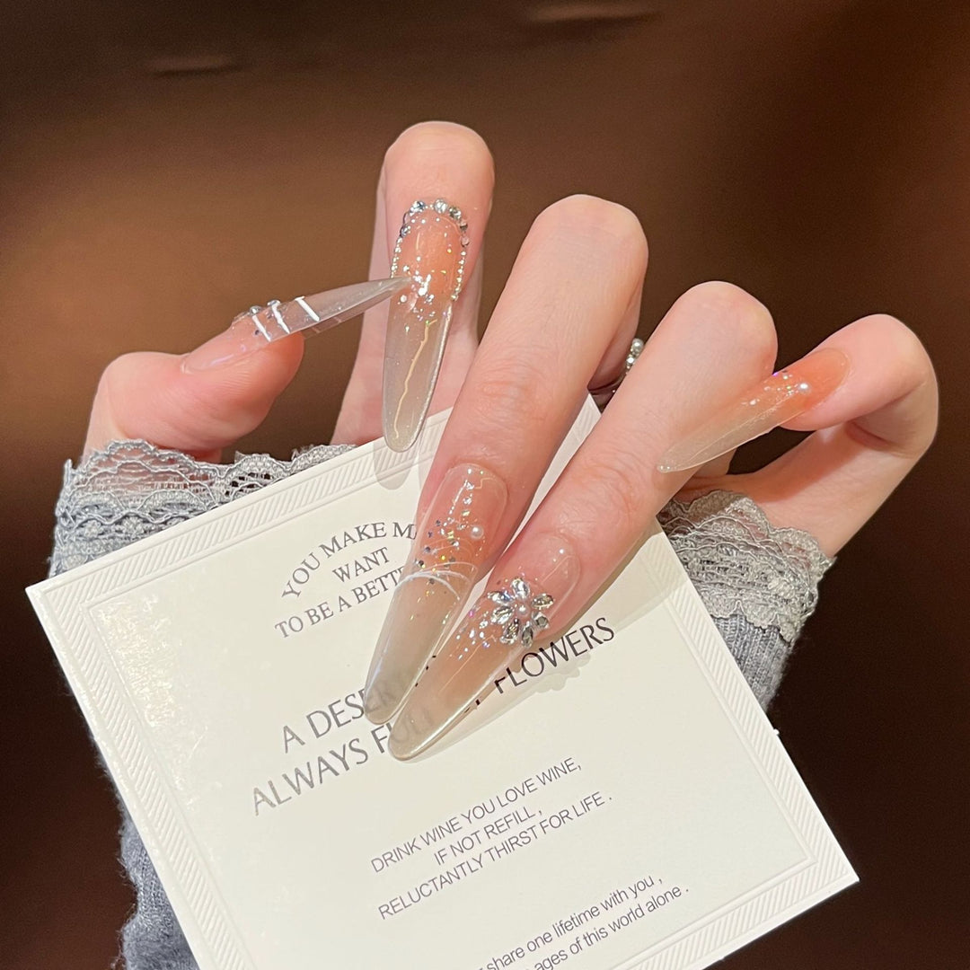 Künstlerische Stiletto Press-On Nagelkunst mit schimmernden Akzenten Karnz
