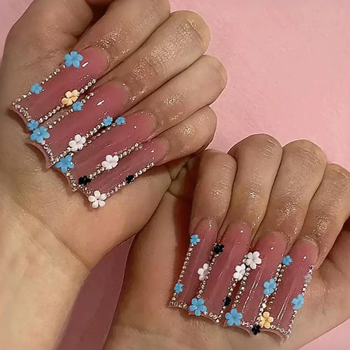 Künstliche Nagelkunstset mit floralen Verzierungen und Glitzerakzenten Karnz