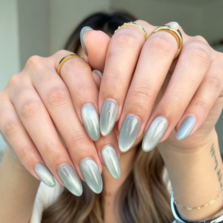 Mandelförmiges Metallic Press-On Nagelset Karnz
