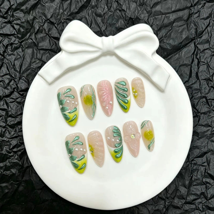 Dekoratives Press-On Nageldesign-Set mit floralen und botanischen Motiven