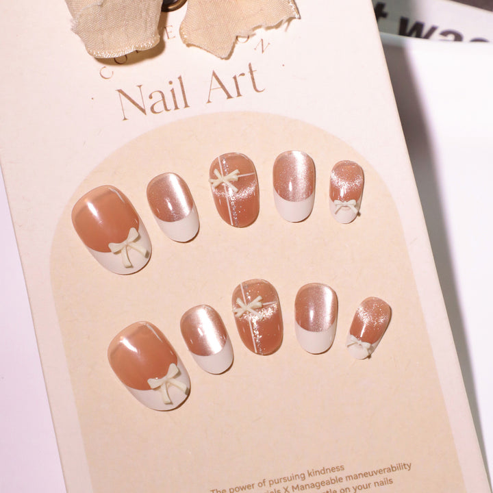Elegante Kunstnailart mit zarten Blütenmotiven Karnz
